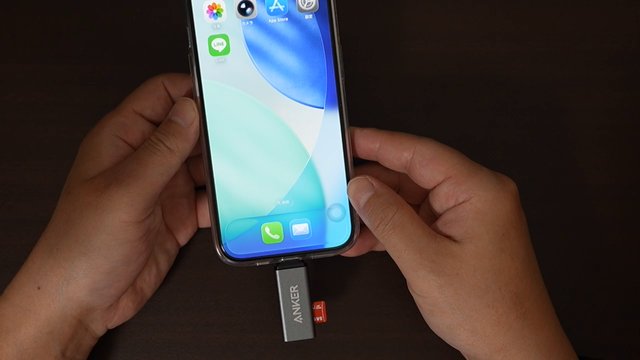 カードリーダーがiPhoneの差込口に挿さり、SDカードも入っている状態